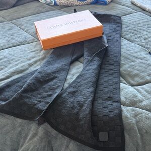 Louis Vuitton Charcoal Checkered unisex Scarf